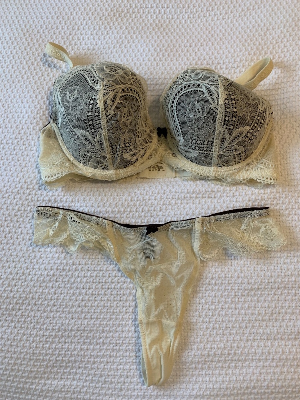 LE MYSTERE Lace Bra 36D & Large Lace Thong Panty Set